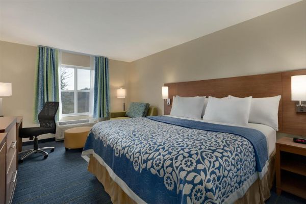 DAYS INN AND SUITES ALTOONA (Altoona)